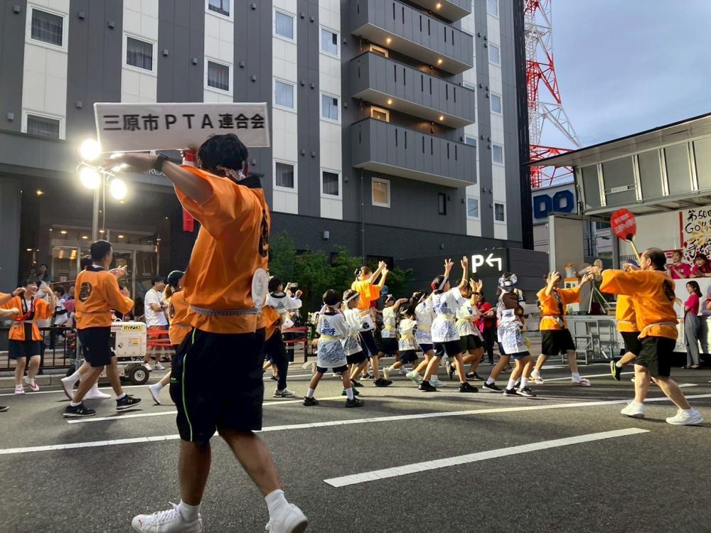 R7.8.9やっさ踊り全員踊り中