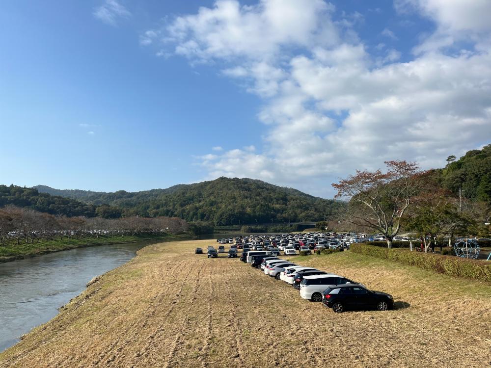 120　駐車場風景01　友