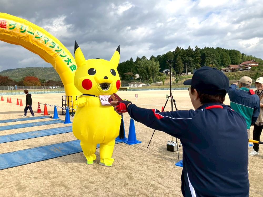 マラソン ゴールピカチューと委員（三）