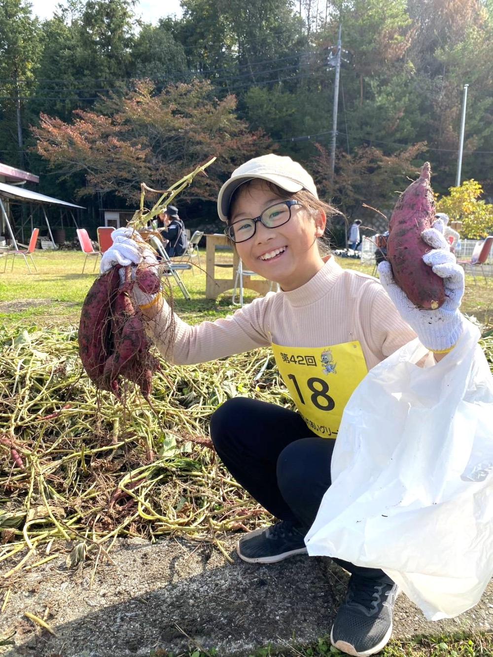 芋掘り　子供（東）