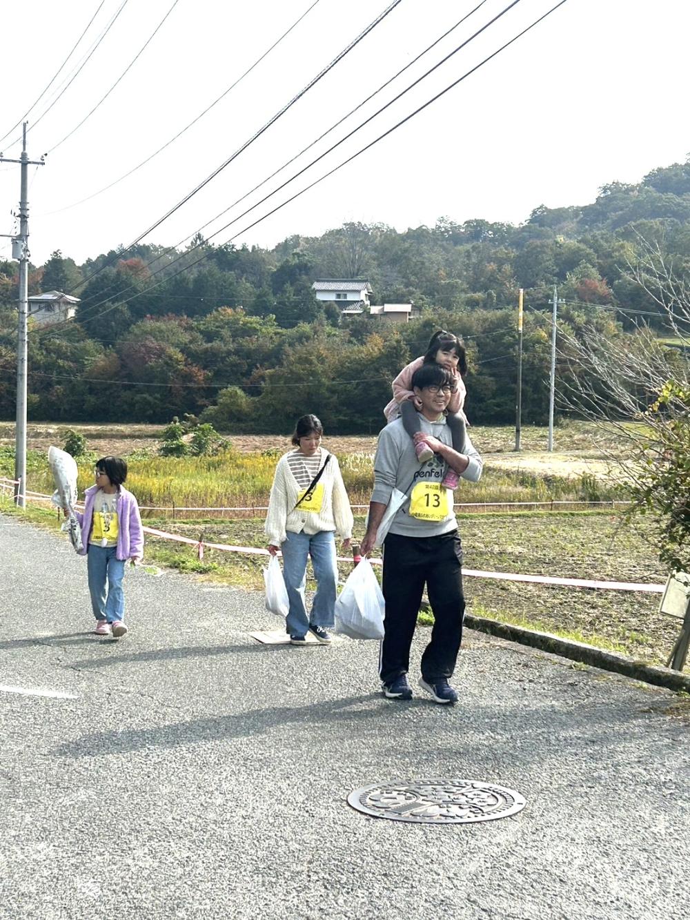 芋掘り　家族歩かれて（土）